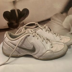 White nike tennis shoes